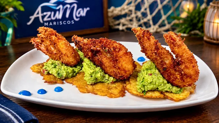 Camarones sobre guacamole y patacones