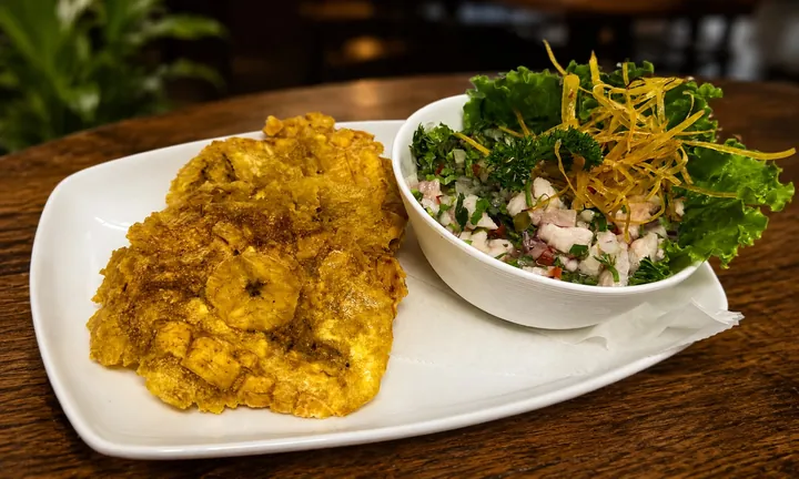 Ceviche de pescado con cebolla morada y culantro