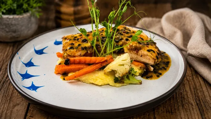 Filet de pescado bañado en salsa de maracuyá