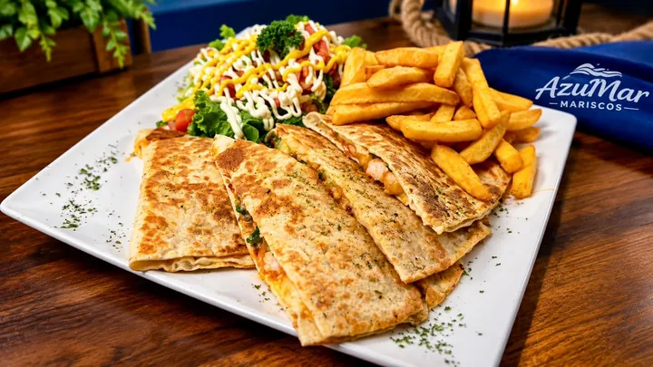 Quesadilla de camarón con papas fritas y ensalada