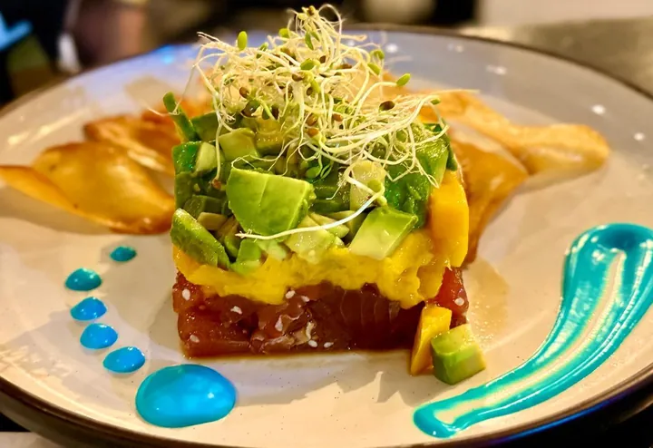 Tartar de atún en capas con mango y aguacate